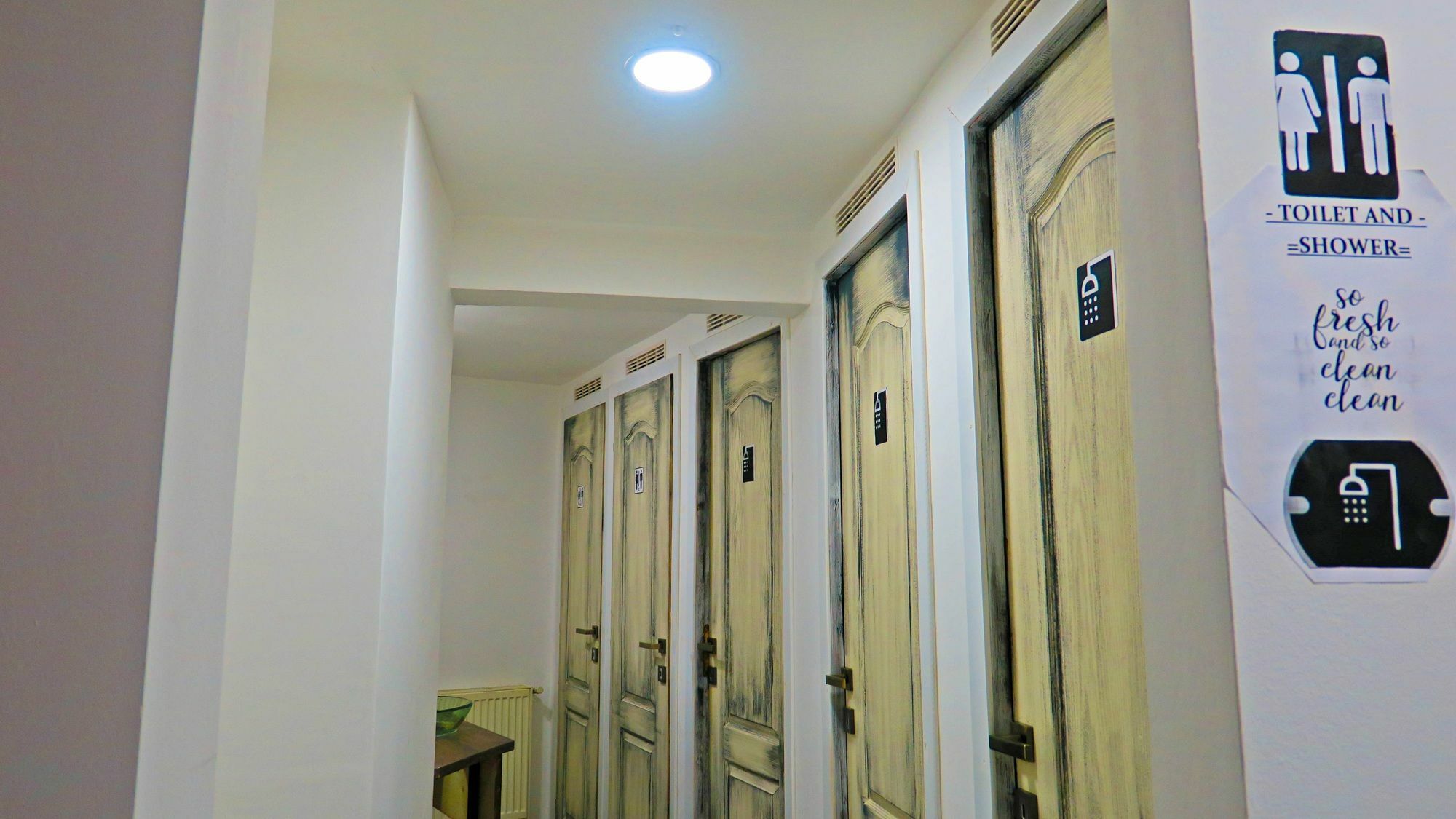 The Evil Clown Hostel Μπρασόβ Εξωτερικό φωτογραφία