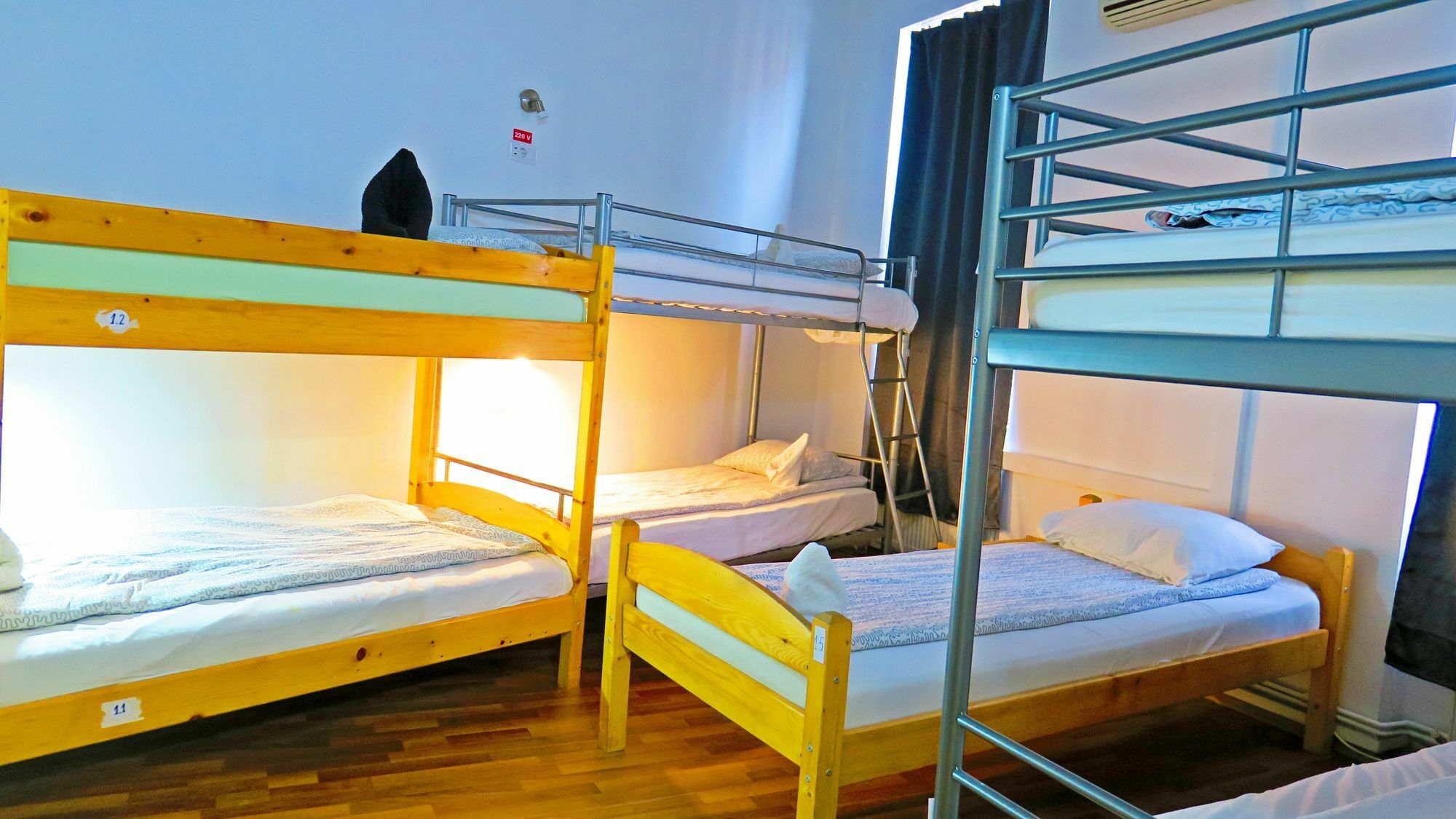 The Evil Clown Hostel Μπρασόβ Εξωτερικό φωτογραφία