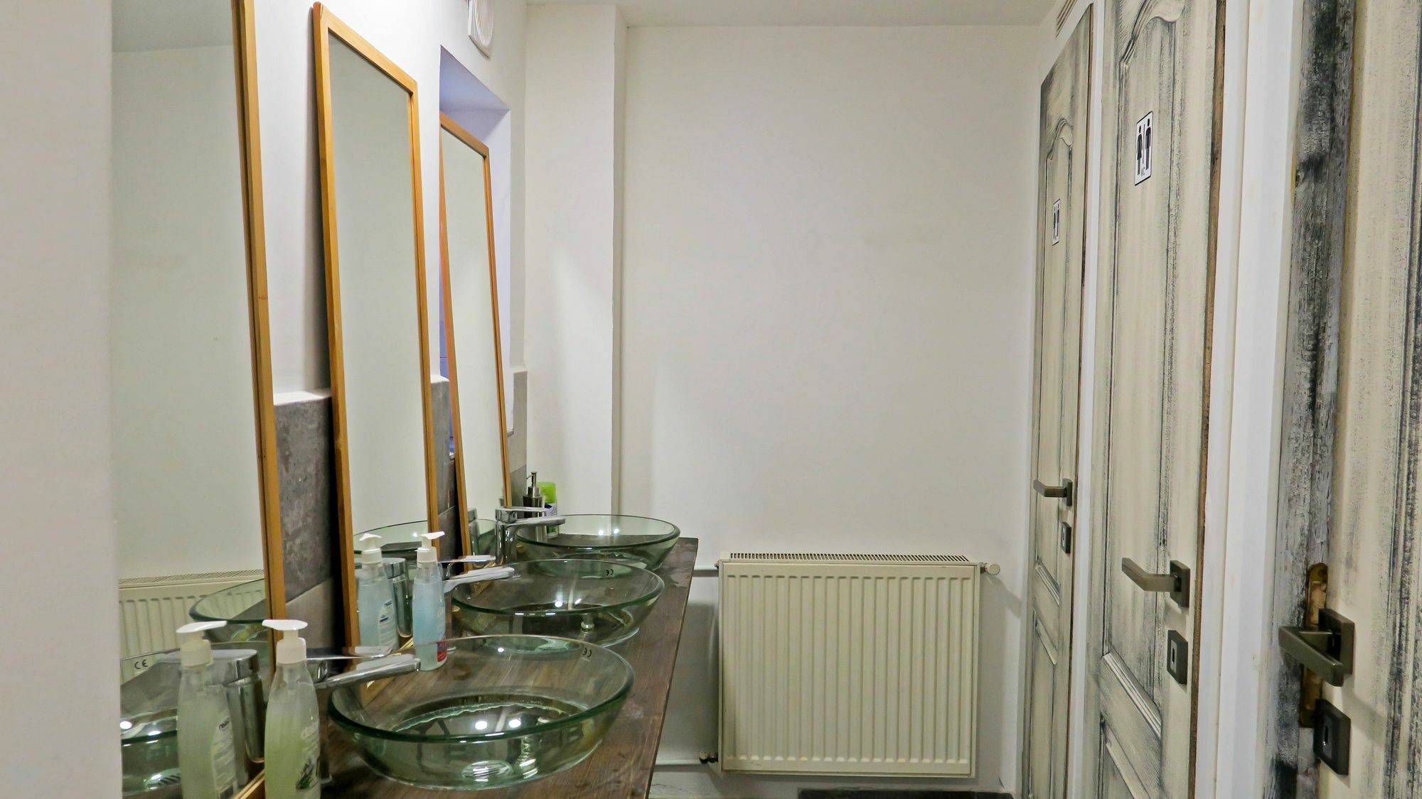 The Evil Clown Hostel Μπρασόβ Εξωτερικό φωτογραφία